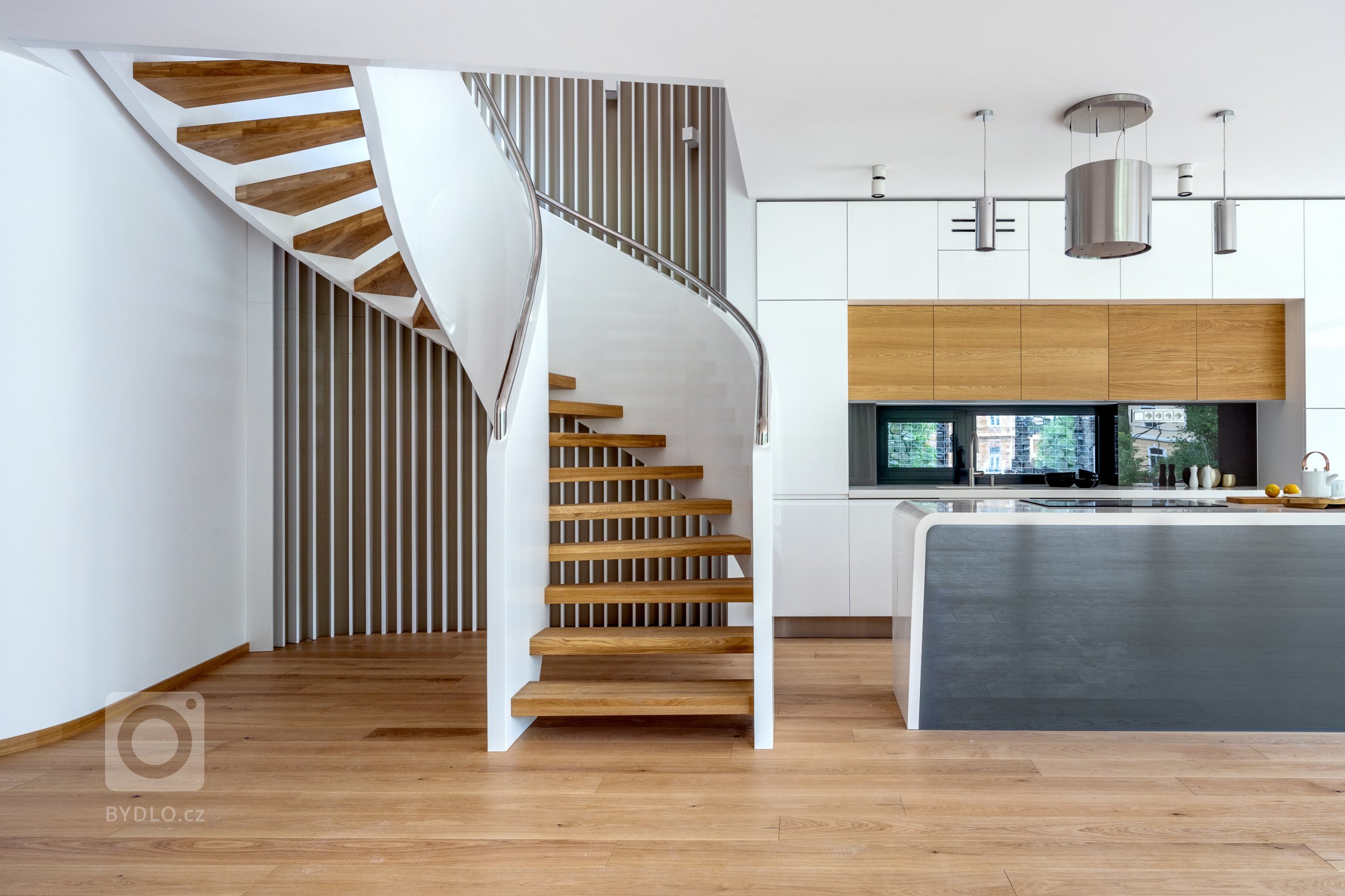 KUCHYNĚ SYKORA - NA VLNÁCH SPLNĚNÝCH PŘEDSTAV.

Být v životě u kormidla znamená nedělat kompromisy a neuznávat ústupky. V bezbřehém světě možností zvolit…