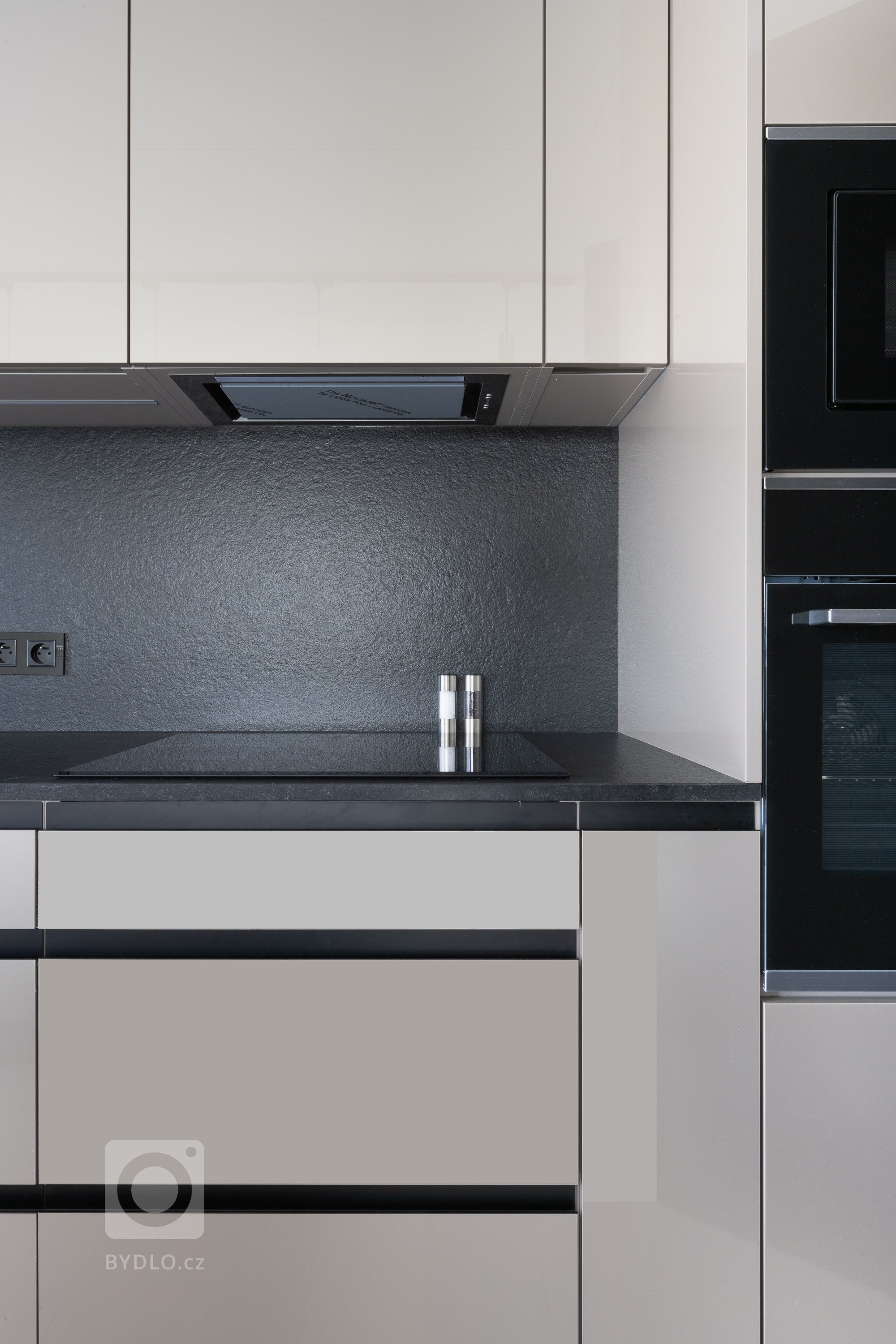 TAM NAD ŘEKOU, TAM SE TO KUCHTÍ.

Na břehu Vltavy, v krajině snů, tam si dám snídani, než vkročím do dalších dnů. Co z ní jako úryvek z poetického vyznání…