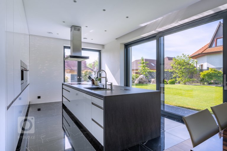 add picture to album