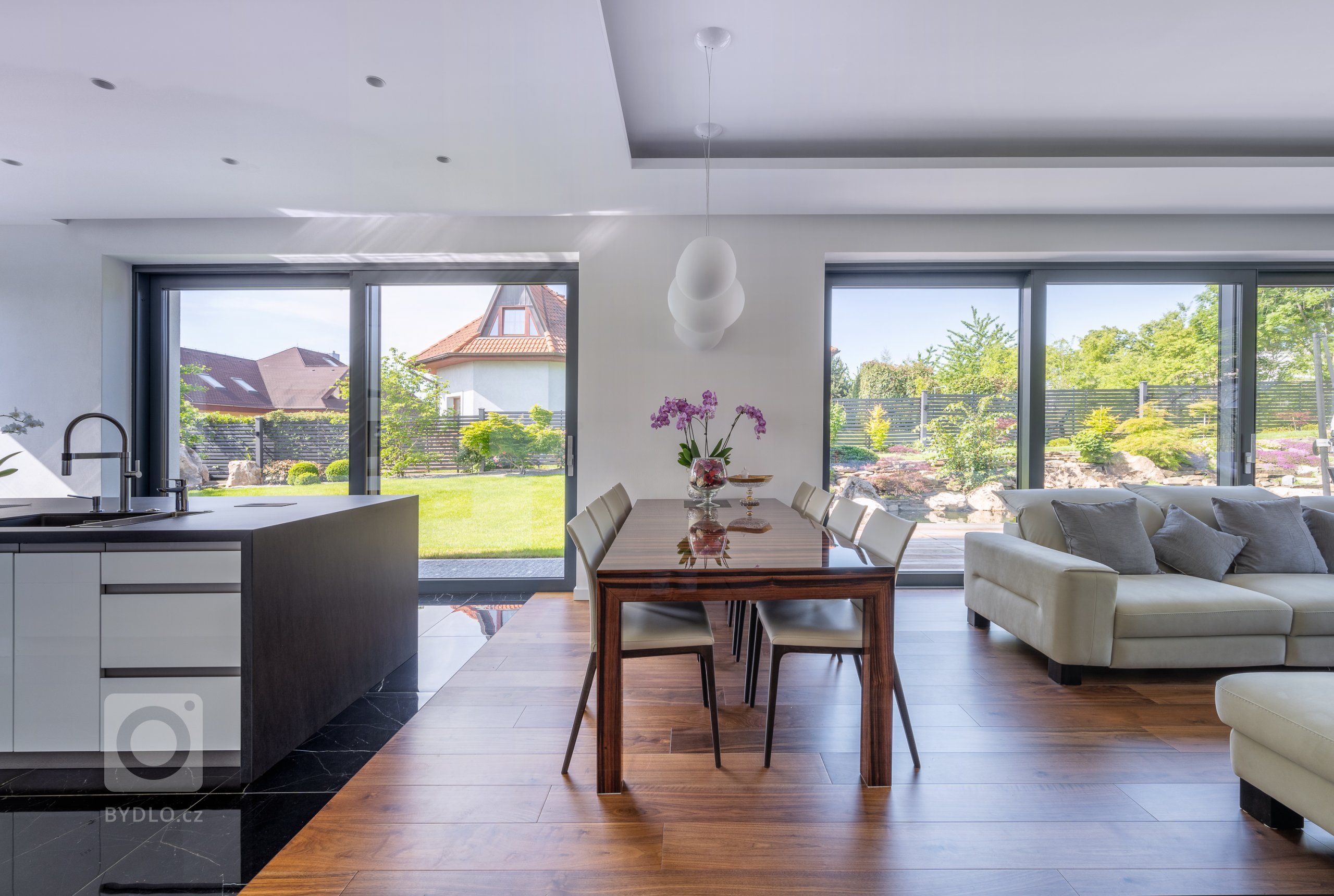 NA ZAČÁTKU JSOU PRÁZDNÉ STĚNY A PLNÁ HLAVA NÁPADŮ.

Nejkrásnější kuchyně nevznikají ve výrobních halách a montážních provozech, ale mnohem dřív. V hlavách…