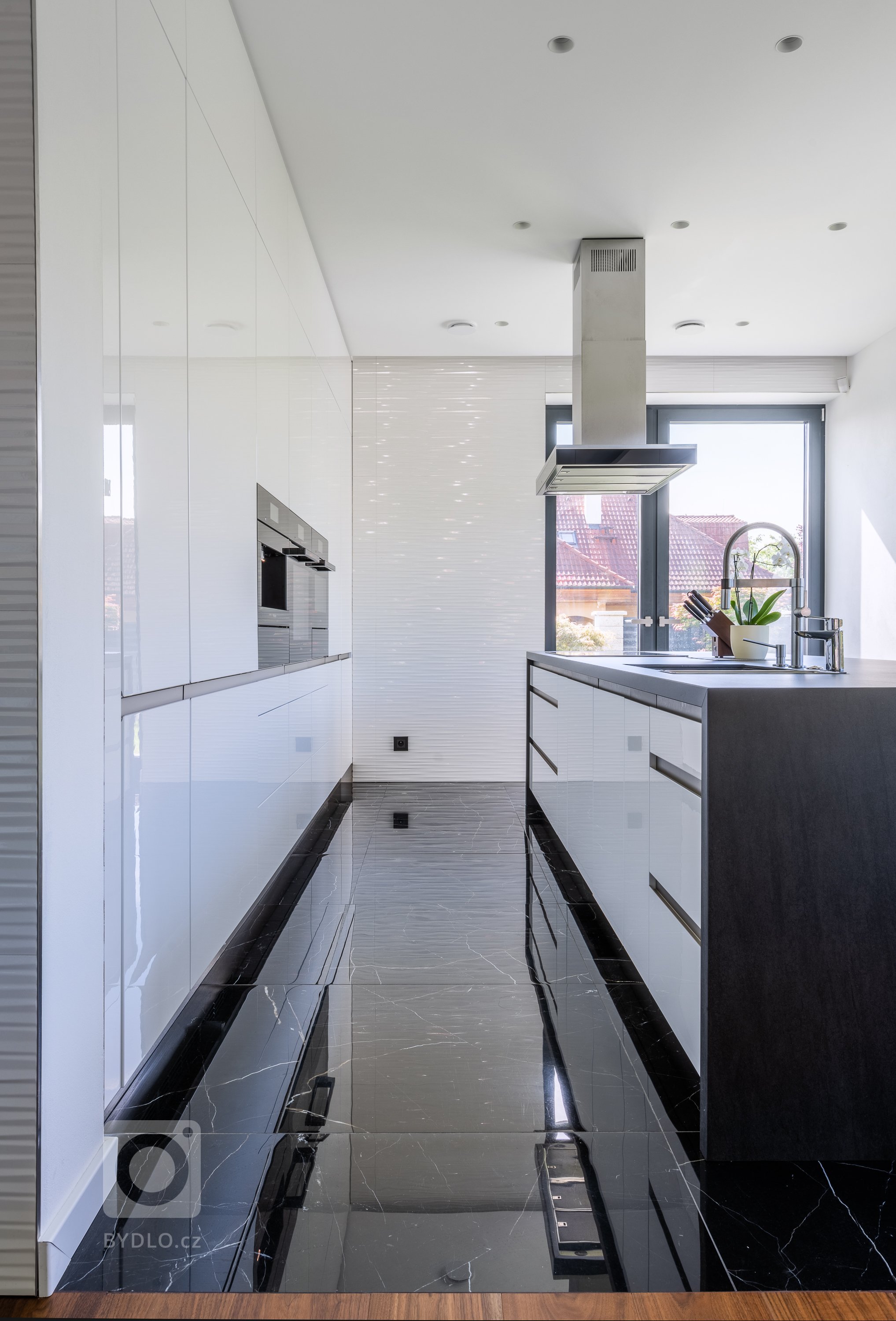 NA ZAČÁTKU JSOU PRÁZDNÉ STĚNY A PLNÁ HLAVA NÁPADŮ.

Nejkrásnější kuchyně nevznikají ve výrobních halách a montážních provozech, ale mnohem dřív. V hlavách…