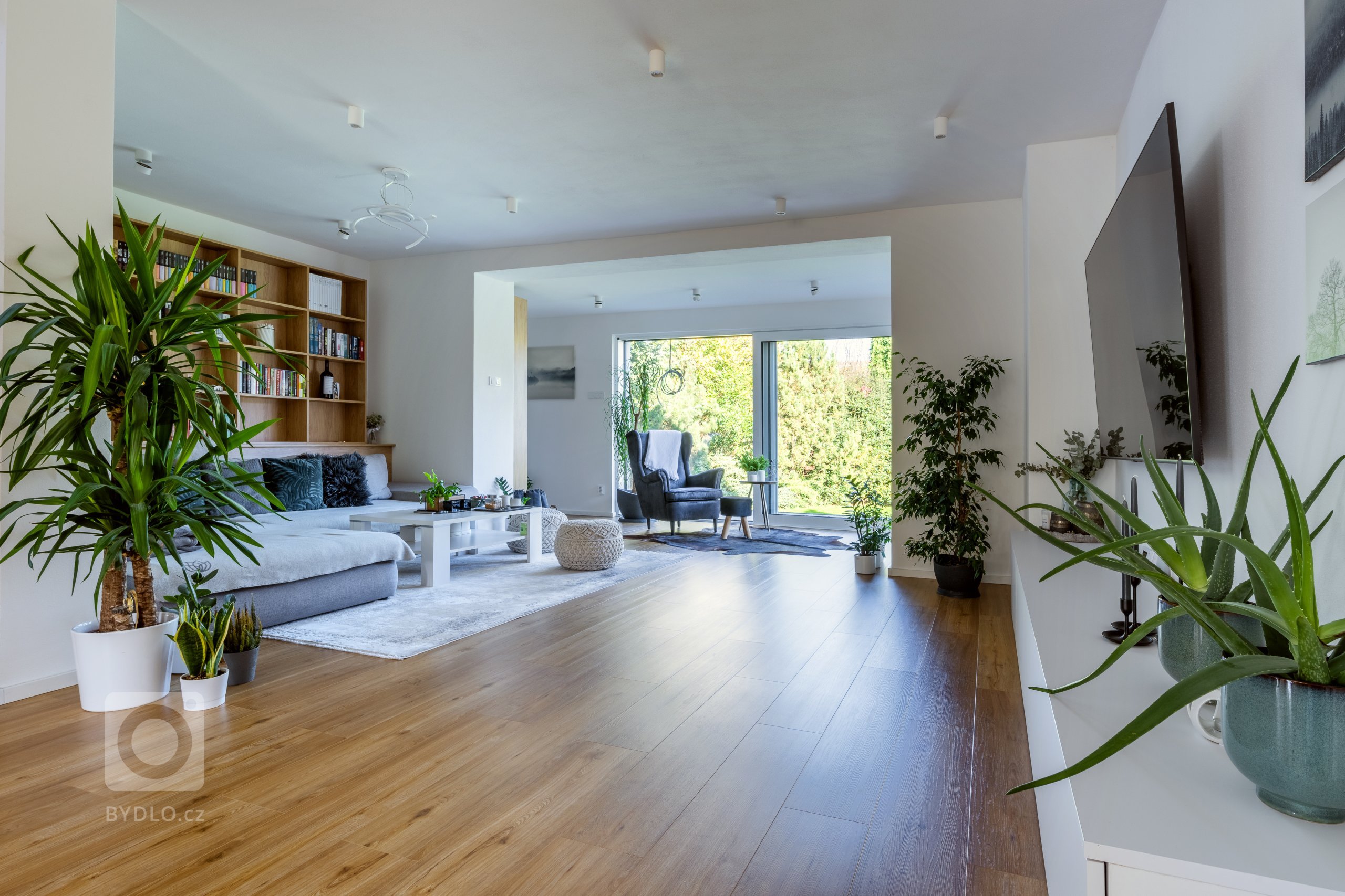 INTERIÉR SNŮ OD SYKORY. PROTOŽE KVALITA NEZNÁ HRANICE.

Proč zůstávat u kuchyně, když můžete mít úžasně zařízený celý dům? Mladí manželé rekonstruovali své…