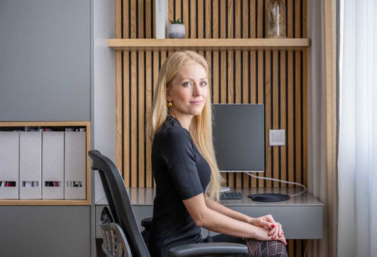 KDYŽ ŠEDIVÁ ROZJASNÍ NEJEN VÁŠ DEN&nbsp;

Barvy jsou kouzelným elixírem, který dokáže v mžiku proměnit naši náladu nebo přepnout atmosféru místa. Všichni známe…