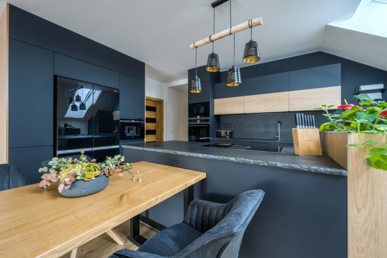 Nejlepší design má vždy pevné základy&nbsp;

Žula. Pevná, krásná, trvalá. Málokterý materiál v sobě tak výrazně a zároveň přirozeně spojuje kouzlo podmanivého…