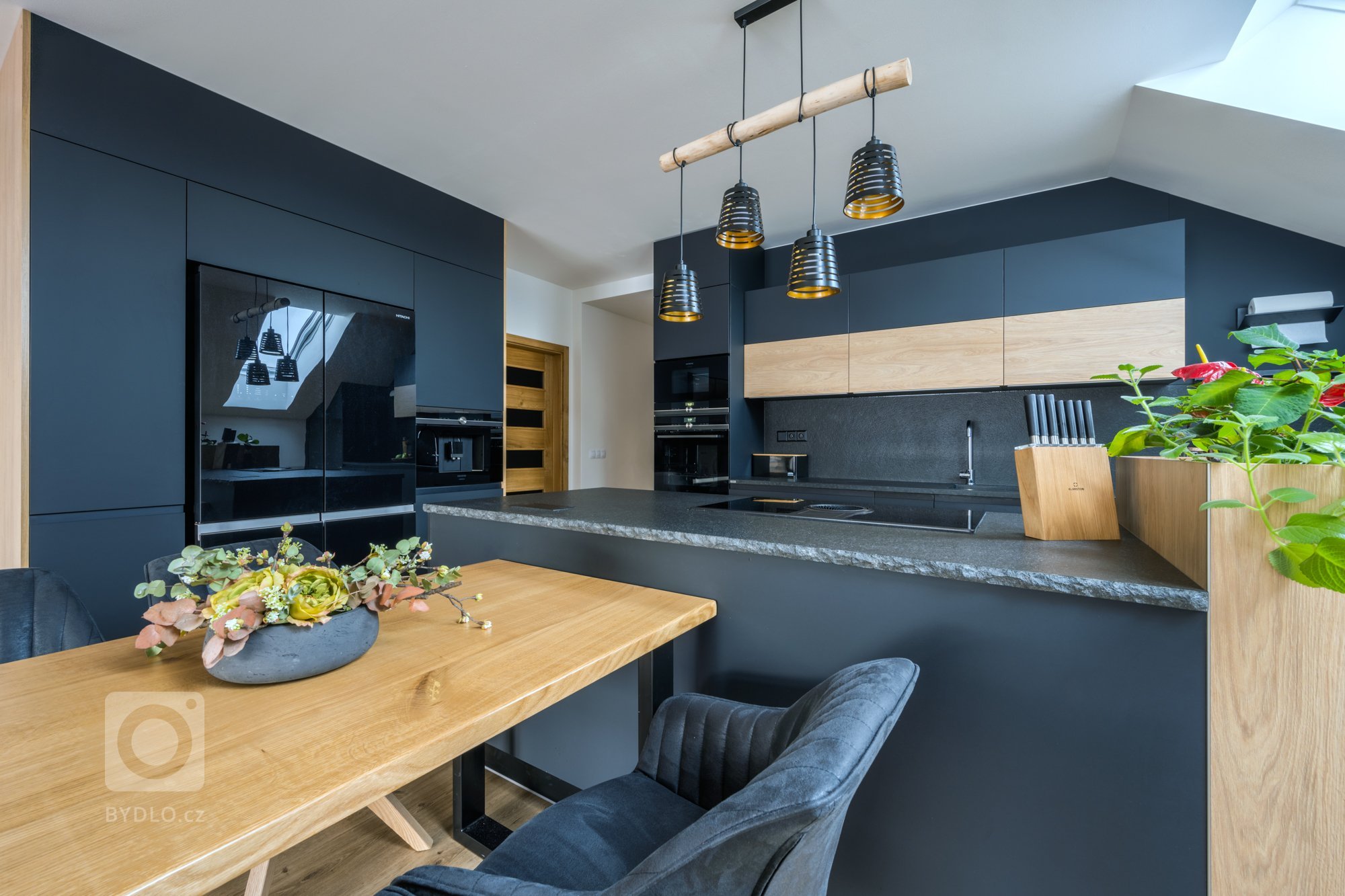 Nejlepší design má vždy pevné základy&nbsp;

Žula. Pevná, krásná, trvalá. Málokterý materiál v sobě tak výrazně a zároveň přirozeně spojuje kouzlo podmanivého…