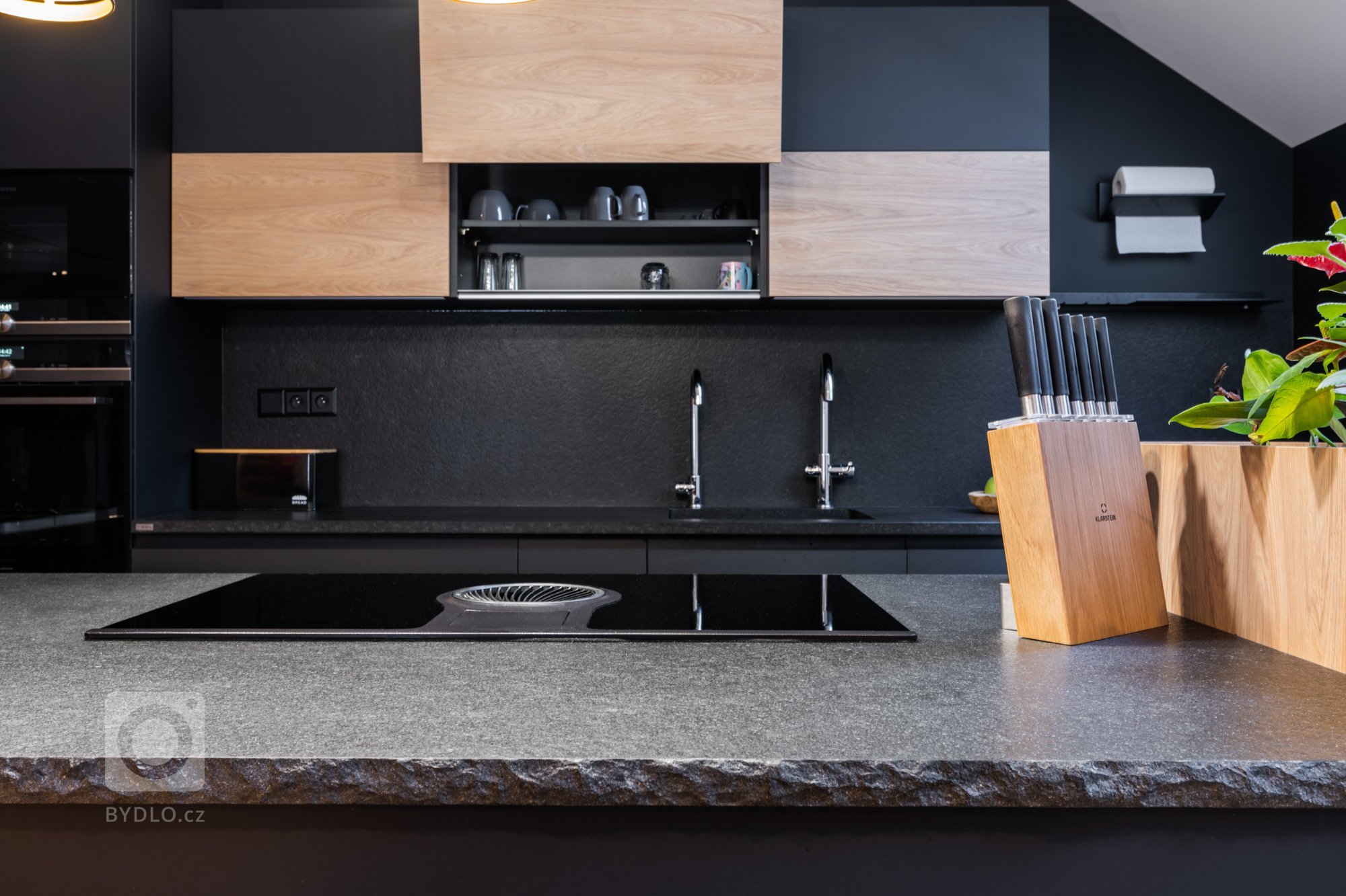 Nejlepší design má vždy pevné základy&nbsp;

Žula. Pevná, krásná, trvalá. Málokterý materiál v sobě tak výrazně a zároveň přirozeně spojuje kouzlo podmanivého…