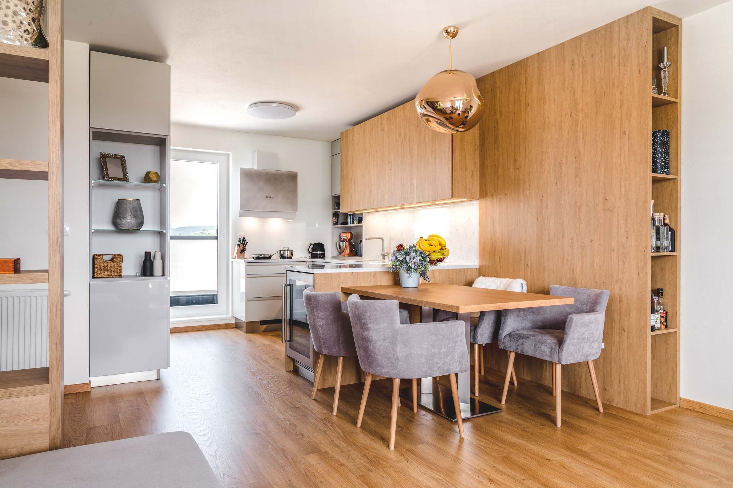 Kchyně Livorno Gloss Platine Grey I Eco Dub Kamenný - ÚSPORNÁ PROSTOREM, VELKORYSÁ NÁPADY
Když nemáte místa na rozdávání a přesto si nechcete dávat…