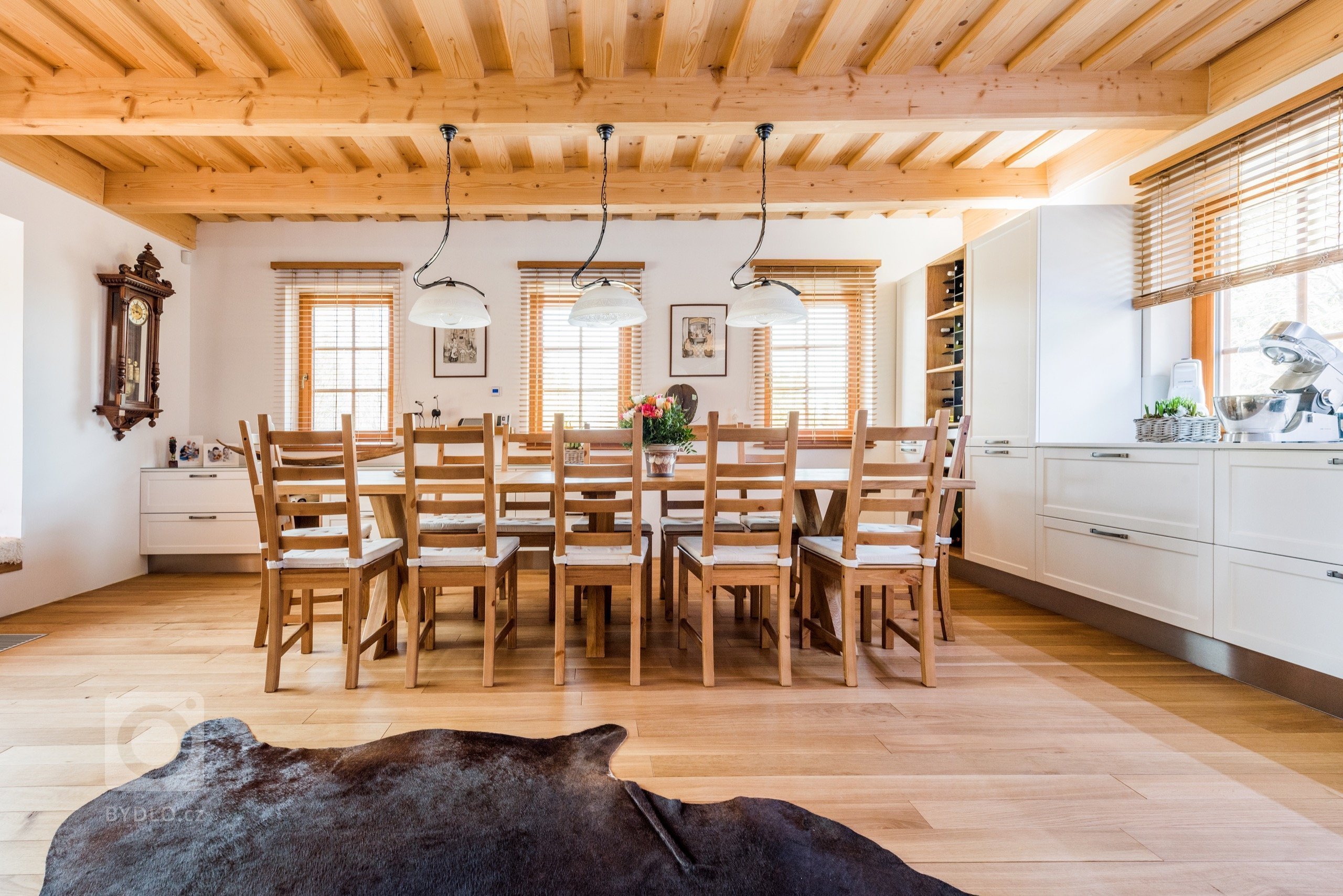 Jako v pohádce. Masivní dubové plochy, lakovaná dvířka v bílém matu a poctivé charisma dřeva tu doplňují moderní technologie. Když chcete zůstat za pecí, díky…