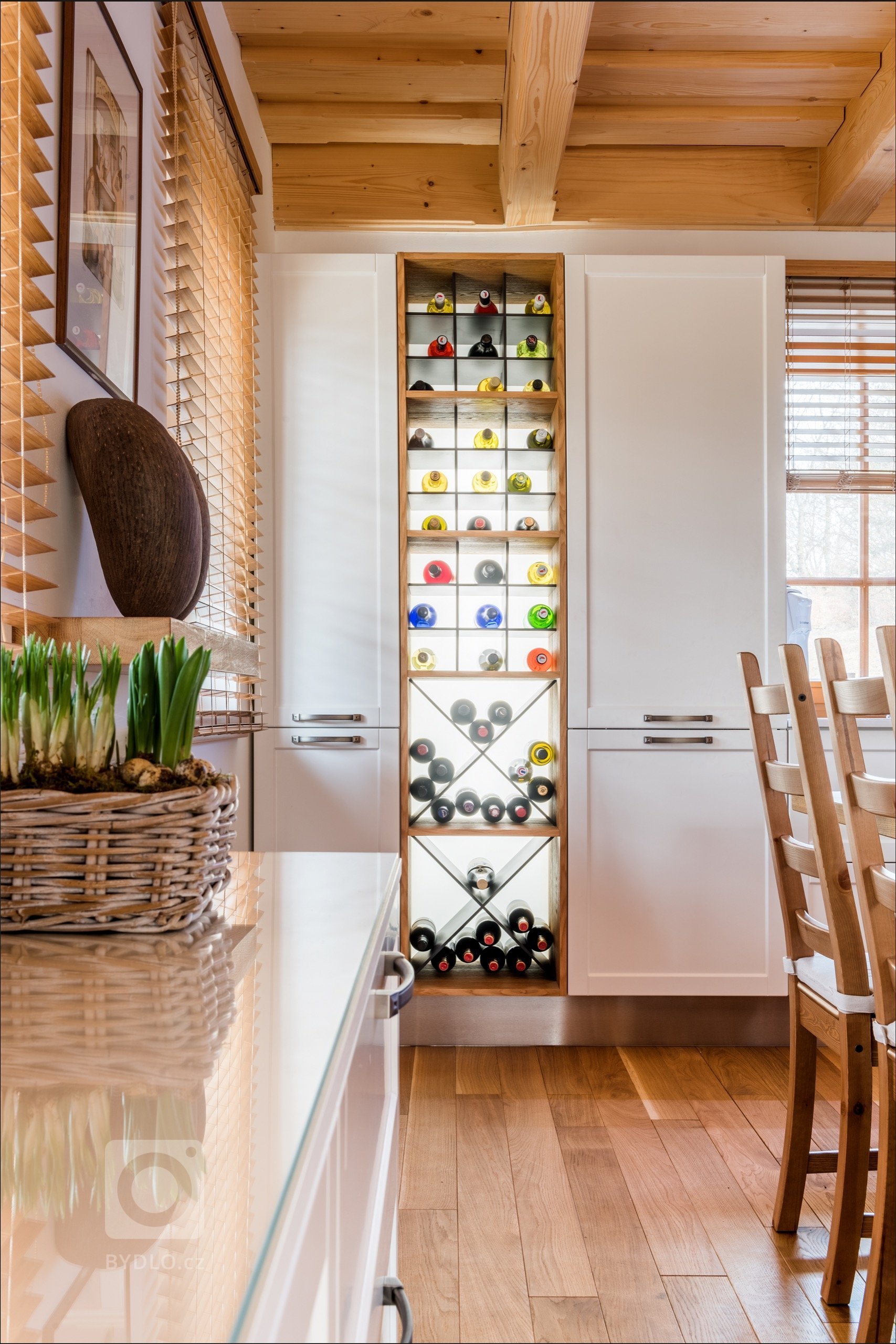 Jako v pohádce. Masivní dubové plochy, lakovaná dvířka v bílém matu a poctivé charisma dřeva tu doplňují moderní technologie. Když chcete zůstat za pecí, díky…