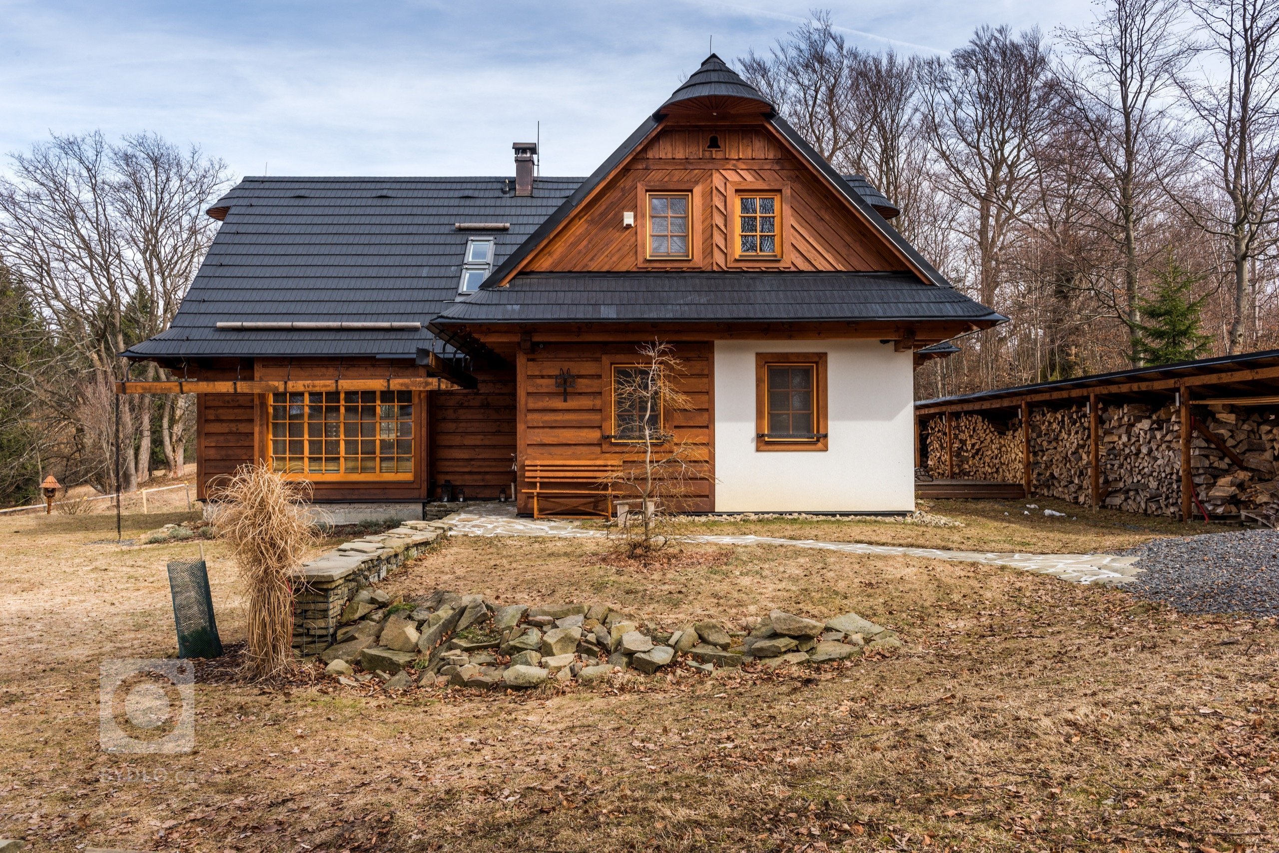 Jako v pohádce. Masivní dubové plochy, lakovaná dvířka v bílém matu a poctivé charisma dřeva tu doplňují moderní technologie. Když chcete zůstat za pecí, díky…