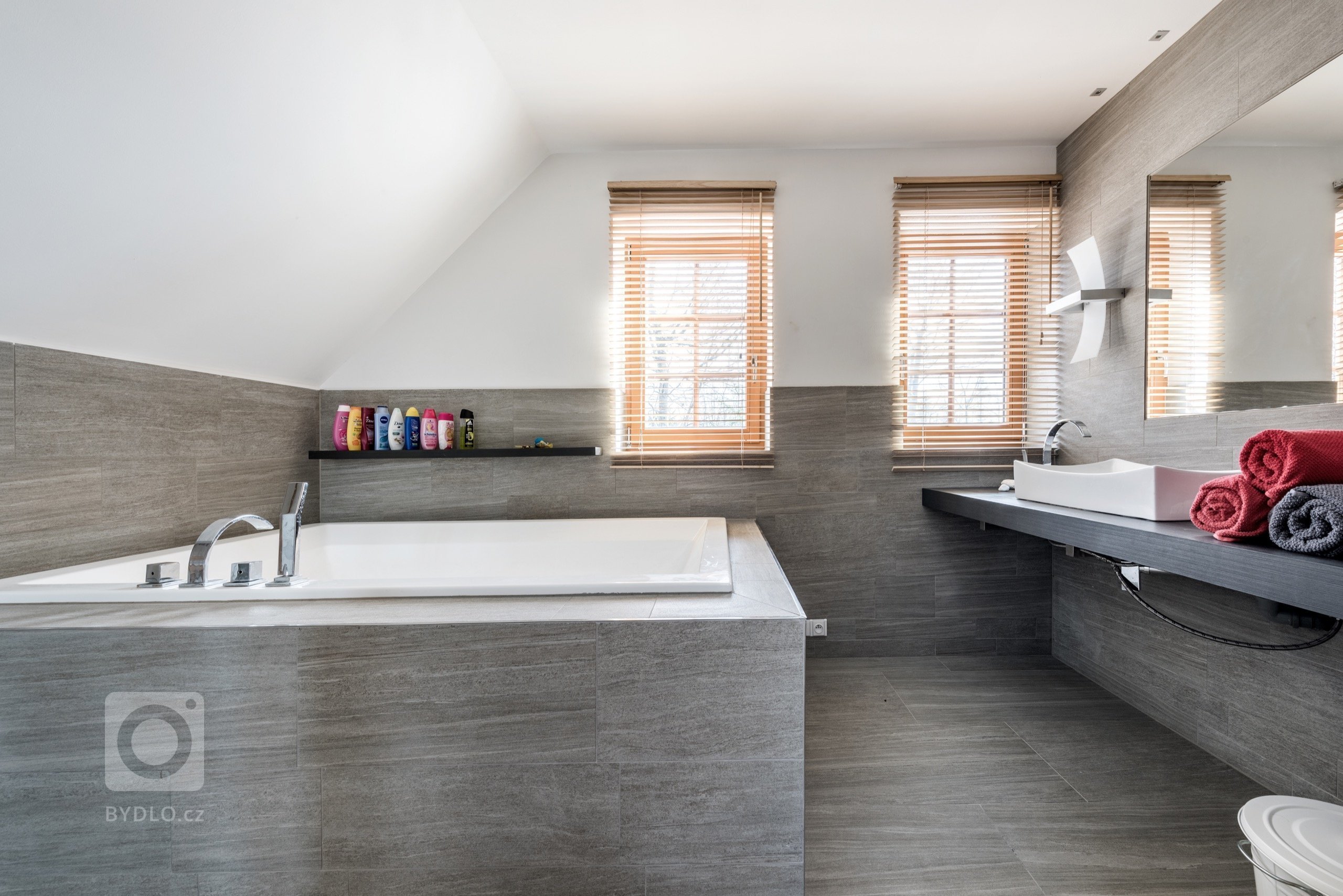 Jako v pohádce. Masivní dubové plochy, lakovaná dvířka v bílém matu a poctivé charisma dřeva tu doplňují moderní technologie. Když chcete zůstat za pecí, díky…