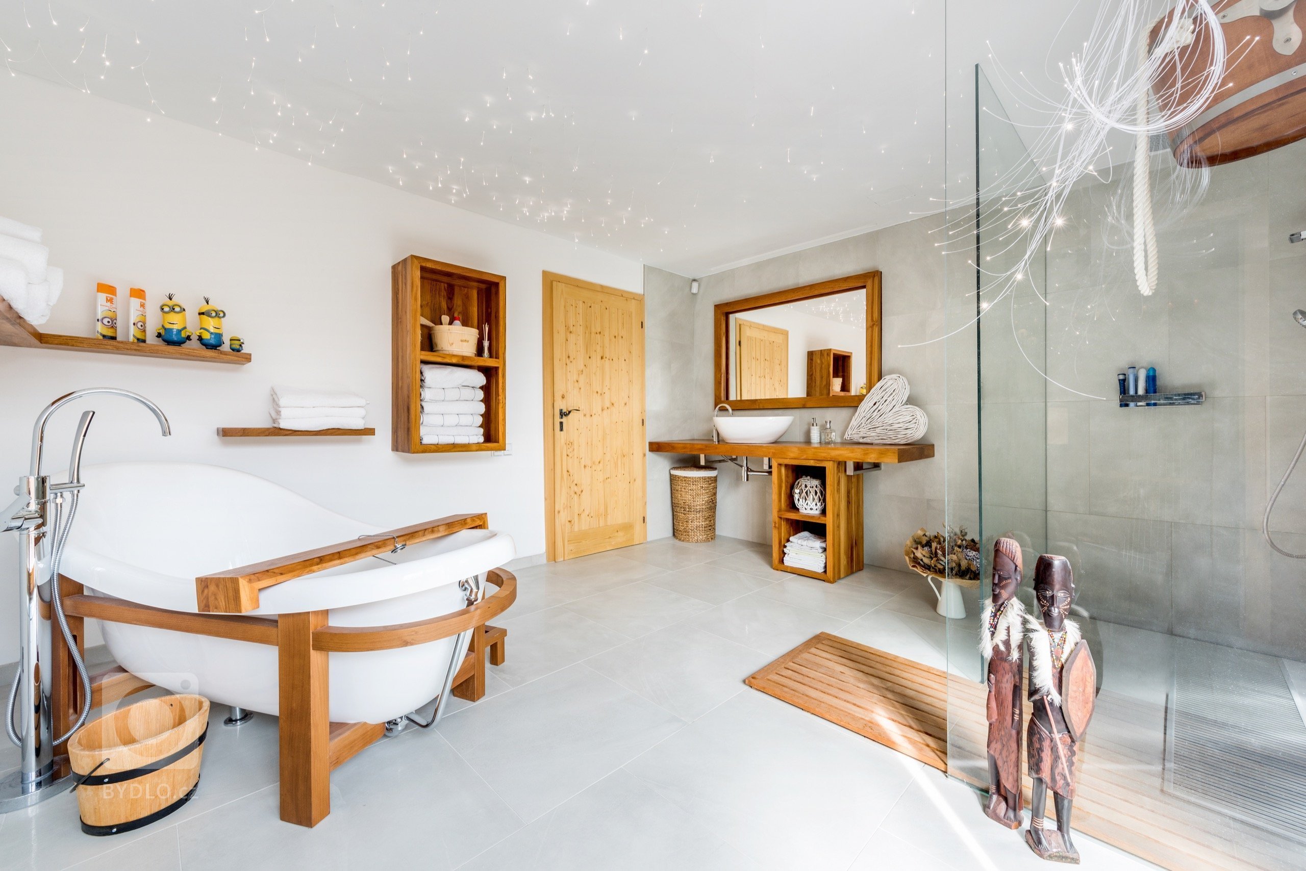 Jako v pohádce. Masivní dubové plochy, lakovaná dvířka v bílém matu a poctivé charisma dřeva tu doplňují moderní technologie. Když chcete zůstat za pecí, díky…