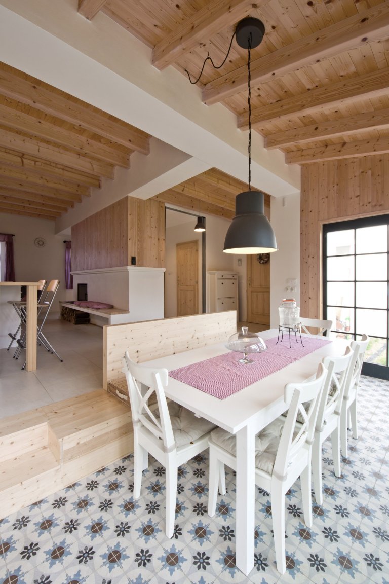 Interiér s dřevěným stropem