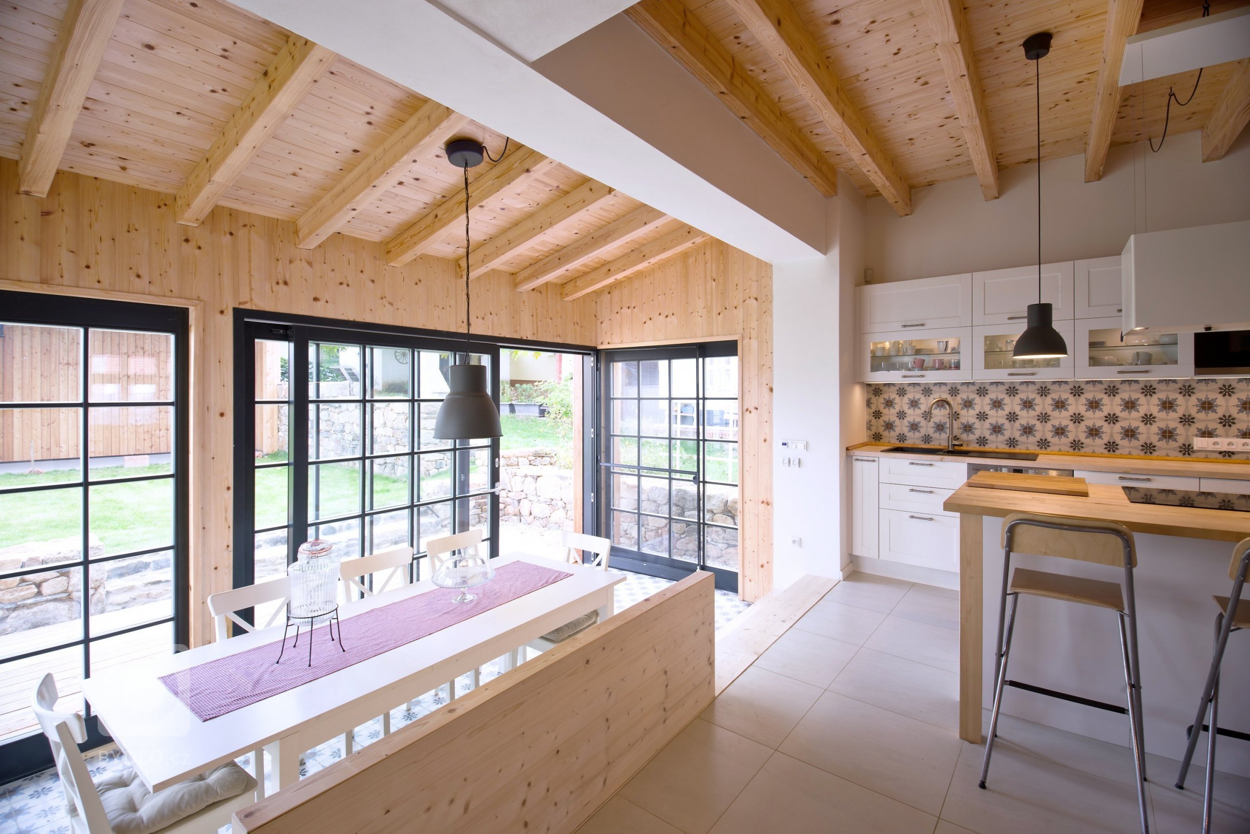 Zadáním bylo zrekonstruovat sto let starý dům tak, aby mohl sloužit čtyřčlenné rodině k odpočinku. Bohužel stav domu nebyl vůbec dobrý a tak jsme museli hodně…