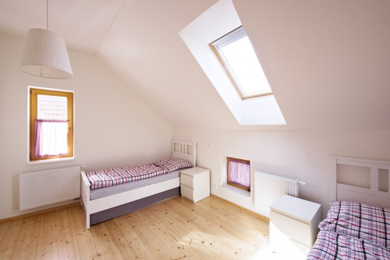 Zadáním bylo zrekonstruovat sto let starý dům tak, aby mohl sloužit čtyřčlenné rodině k odpočinku. Bohužel stav domu nebyl vůbec dobrý a tak jsme museli hodně…