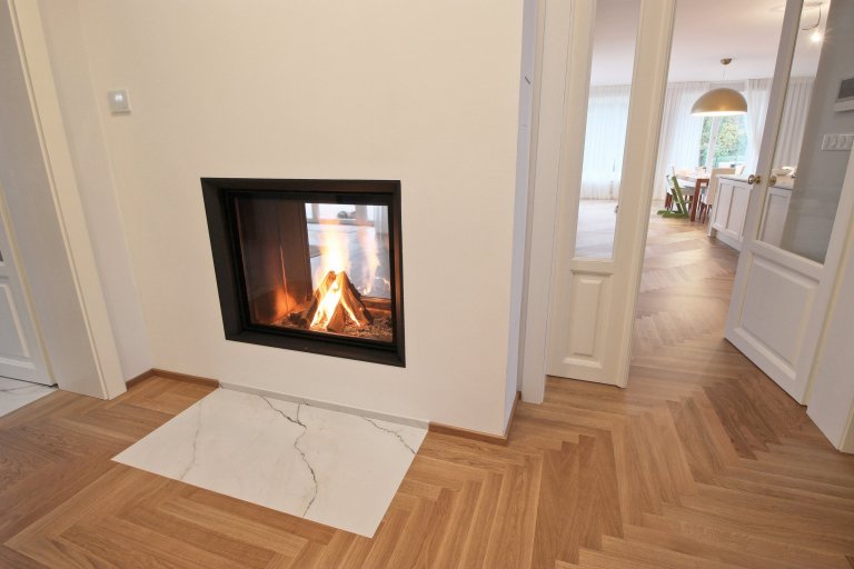 Průhledový krb je přání mnohých, jen dispozice domů tomu často nenahrává. Už jen nutný odstup od horkého skla krbu v řádu desítek centimetrů limituje mnoho…