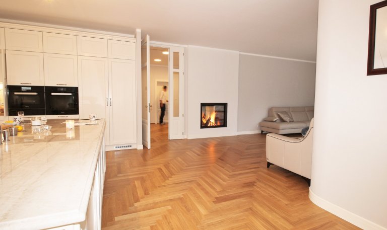 Průhledový krb je přání mnohých, jen dispozice domů tomu často nenahrává. Už jen nutný odstup od horkého skla krbu v řádu desítek centimetrů limituje mnoho…