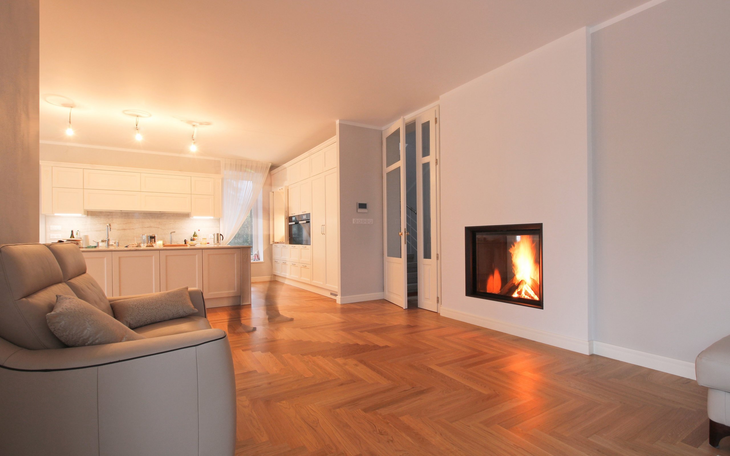 Průhledový krb je přání mnohých, jen dispozice domů tomu často nenahrává. Už jen nutný odstup od horkého skla krbu v řádu desítek centimetrů limituje mnoho…