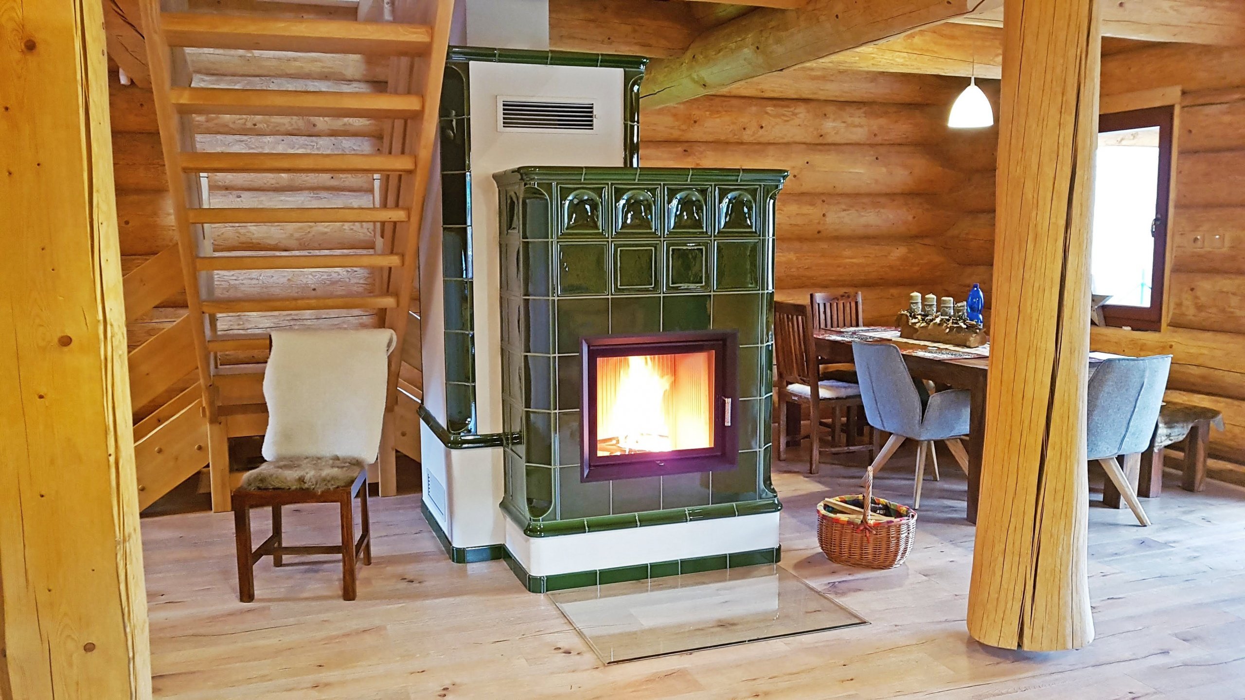 Když už si pořídíte pro rodinné bydlení srub, budete nejspíš romantik. A opravdový romantik se chce přitulit. K partnerce nebo partnerovi, k domácímu…