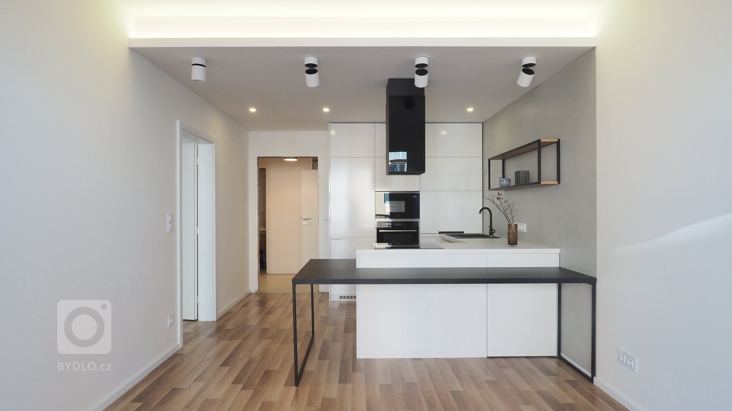 Rekonstrukce bytu v developerském projektu .&nbsp; Nový byt prošel kompletní rekonstrukcí včetně změny dispozic a dočkal se nových podlah, koupelny a kucnhyě,…
