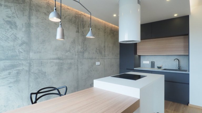 Vybavení bytu 2+kk v nové&nbsp;výškové budově v Modřanech. Byt je laděn do lehce industriální podoby s prvky minimalismu, a to díky použitým betonovým stěrkám…