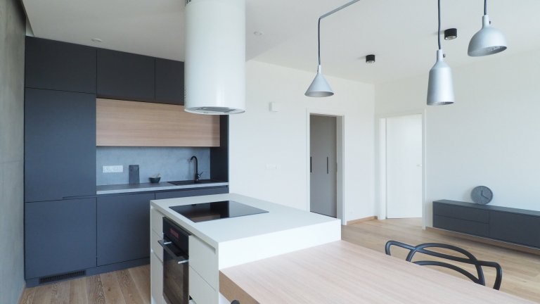 Vybavení bytu 2+kk v nové&nbsp;výškové budově v Modřanech. Byt je laděn do lehce industriální podoby s prvky minimalismu, a to díky použitým betonovým stěrkám…