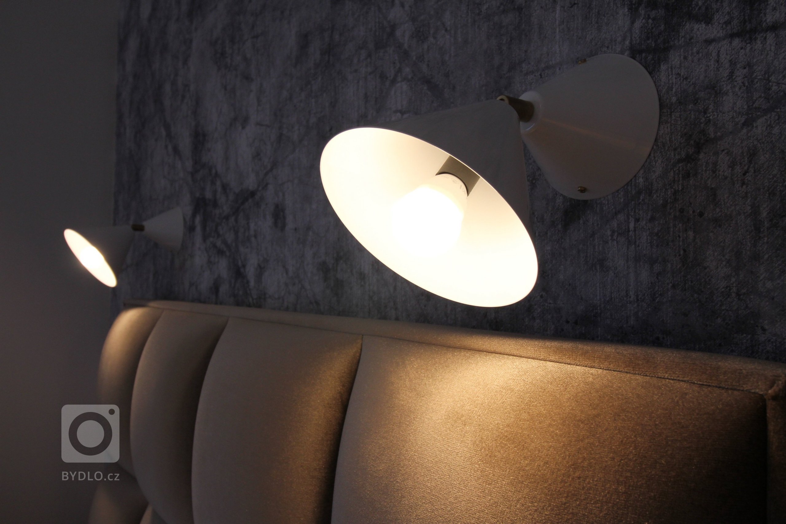 Interiér ložnice s italskou tapetou a svítidly, šatní skříň podle autorského návrhu.
