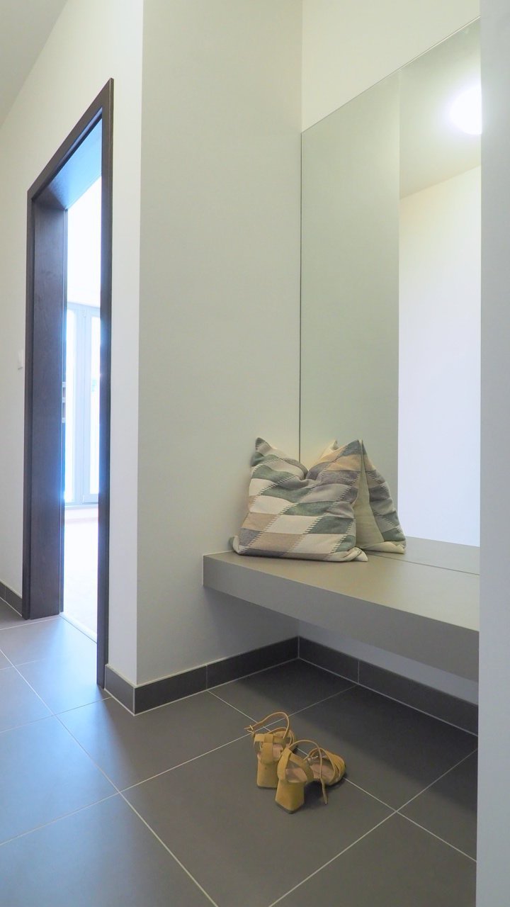 Home staging a zařízení bytu 2 +kk v novostavbě developerského projketu vestavným nábytkem, svítidly, stavební úpravy. Vše v duchu minimalismu.
