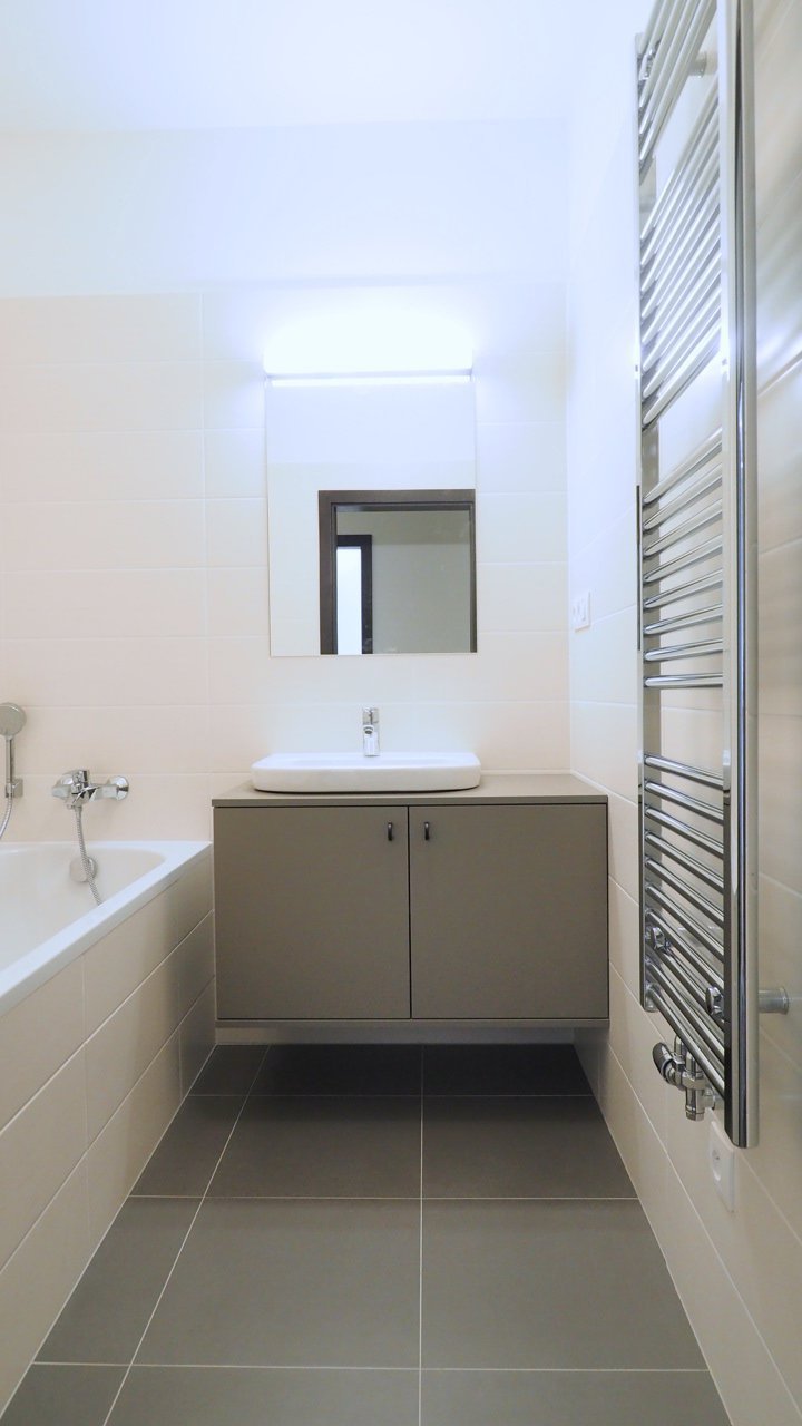 Home staging a zařízení bytu 2 +kk v novostavbě developerského projketu vestavným nábytkem, svítidly, stavební úpravy. Vše v duchu minimalismu.
