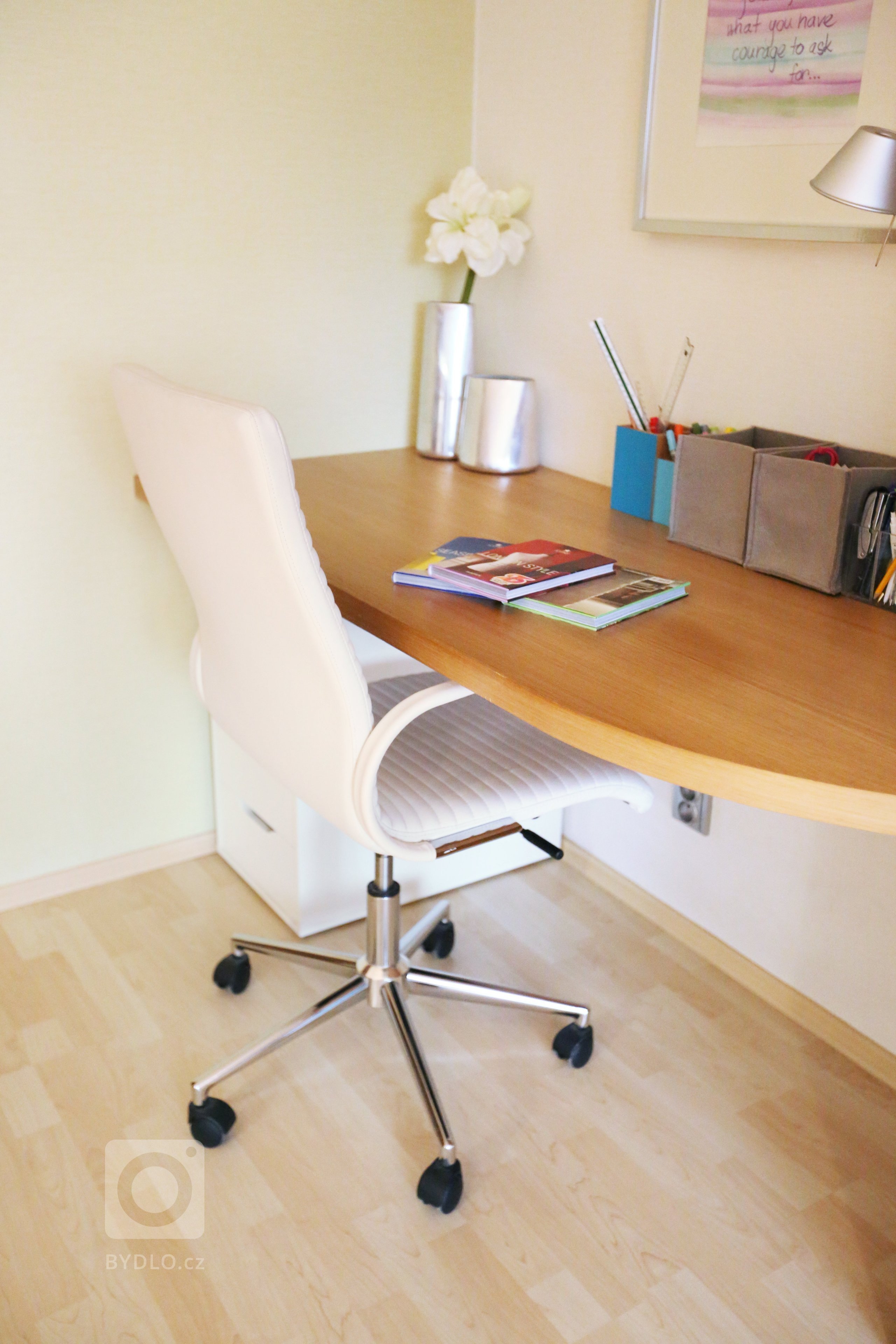 Návrh a realizace obývacího pokoje s velkou knihovnou a pracovním koutem. Knihovna na míru je vyrobena z dubové dýhy, jídelní stůl z masivního dubu, ostatní…