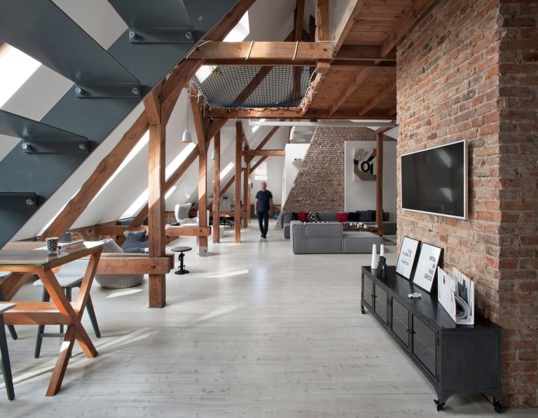 Loft, ve kterém najdete původní staré trámy