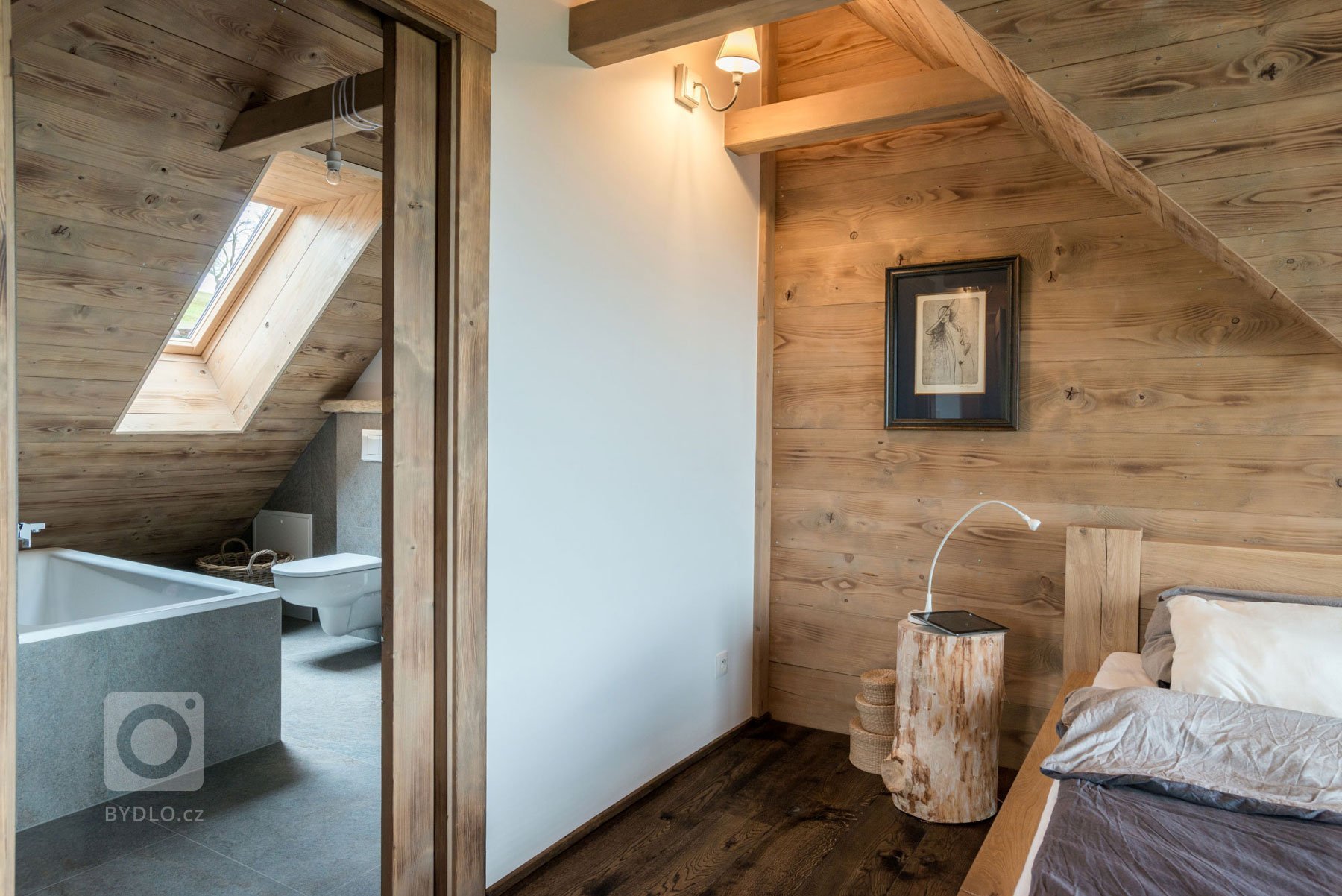 Rodinný dům na nejvýše položeném pozemku v rodné vsi si Eliška s Milanem postavili ve stylu odlehčeného chaletu, navržen a postaven do českých kopců. Vypadá…