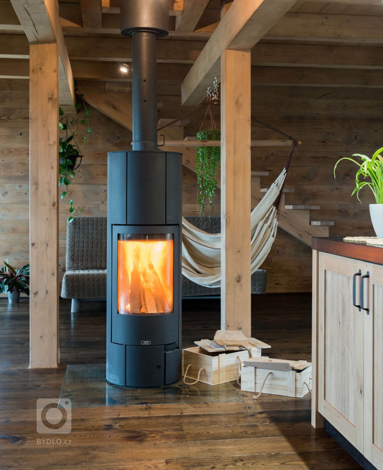 Rodinný dům na nejvýše položeném pozemku v rodné vsi si Eliška s Milanem postavili ve stylu odlehčeného chaletu, navržen a postaven do českých kopců. Vypadá…