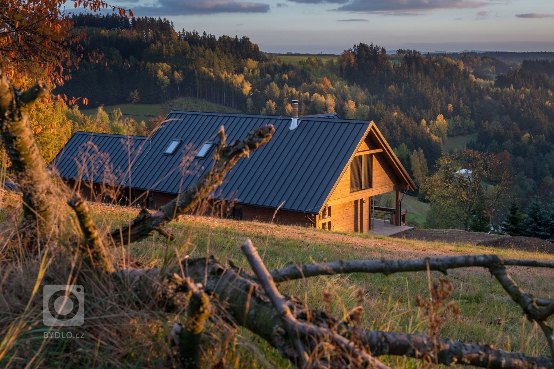 Rodinný dům na nejvýše položeném pozemku v rodné vsi si Eliška s Milanem postavili ve stylu odlehčeného chaletu, navržen a postaven do českých kopců. Vypadá…