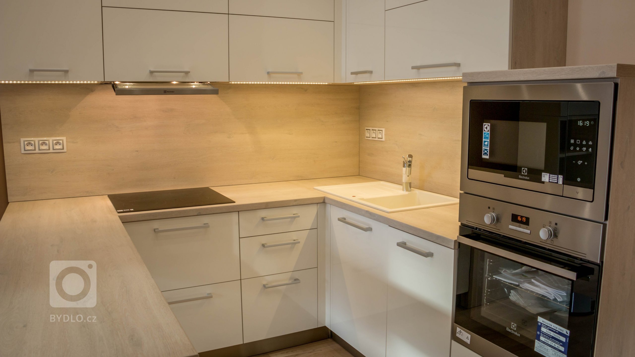 Garsonka pro mladou slečnu, jež splňuje základní nároky na moderní bydlení. Najdete zde na malém prostoru, kuchyň, jídelnu, pracovní kout, obývací část tak i…