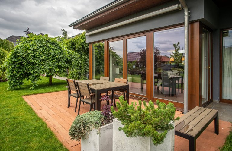 Moderní vila s bazénem a zahradou.