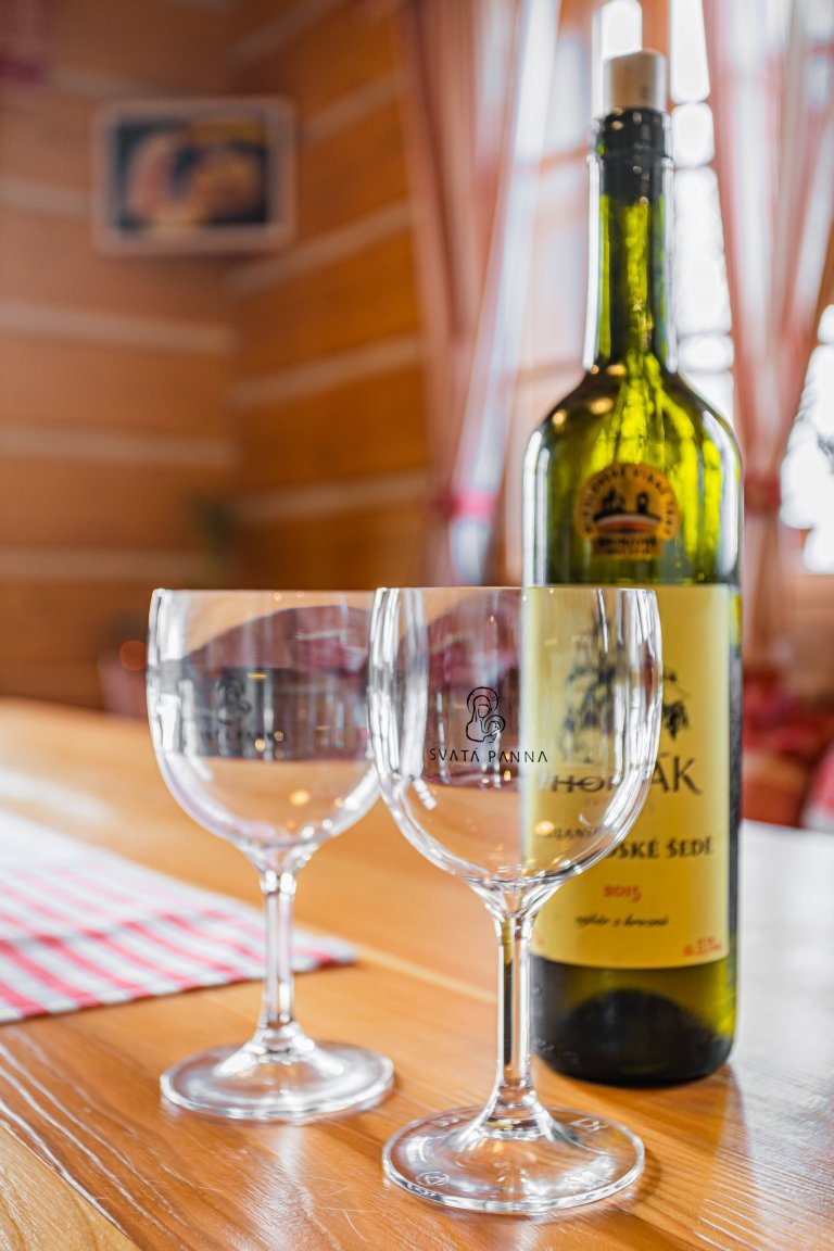 Nachází se pod posvátným místem Keltů - vrchem Kozákov. Je postavena dle tradičních postupů s maximálním ohledem na životní prostředí, moderní trendy a pohodu.…