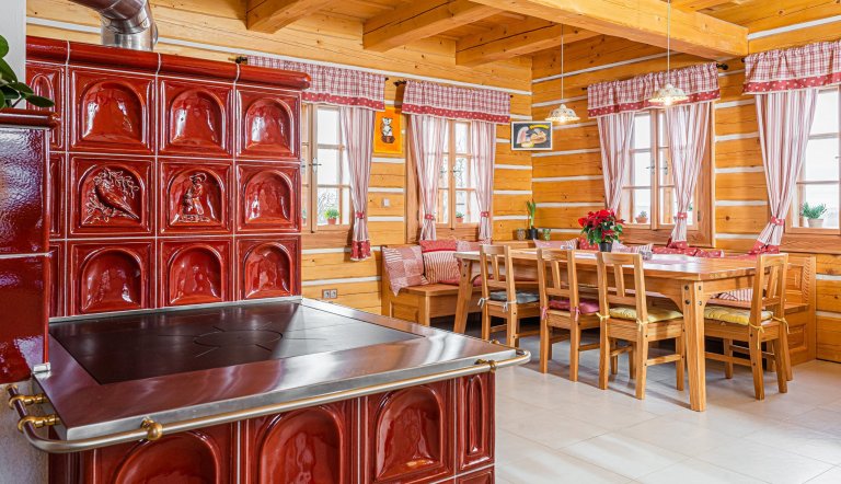 Nachází se pod posvátným místem Keltů - vrchem Kozákov. Je postavena dle tradičních postupů s maximálním ohledem na životní prostředí, moderní trendy a pohodu.…