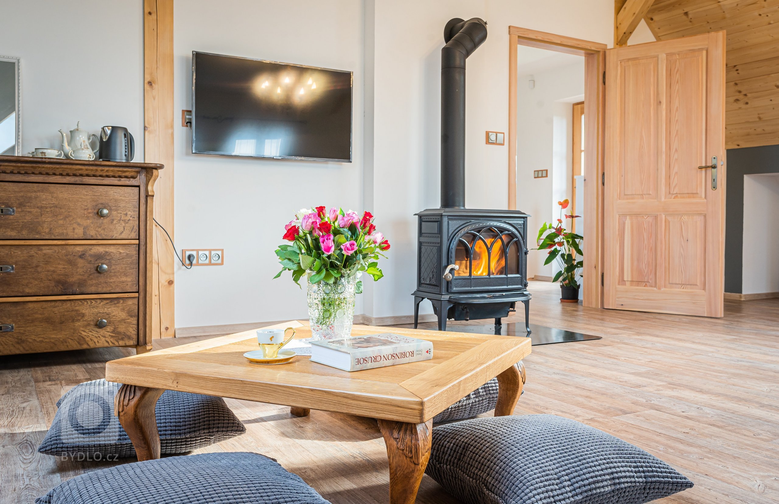 Nachází se pod posvátným místem Keltů - vrchem Kozákov. Je postavena dle tradičních postupů s maximálním ohledem na životní prostředí, moderní trendy a pohodu.…