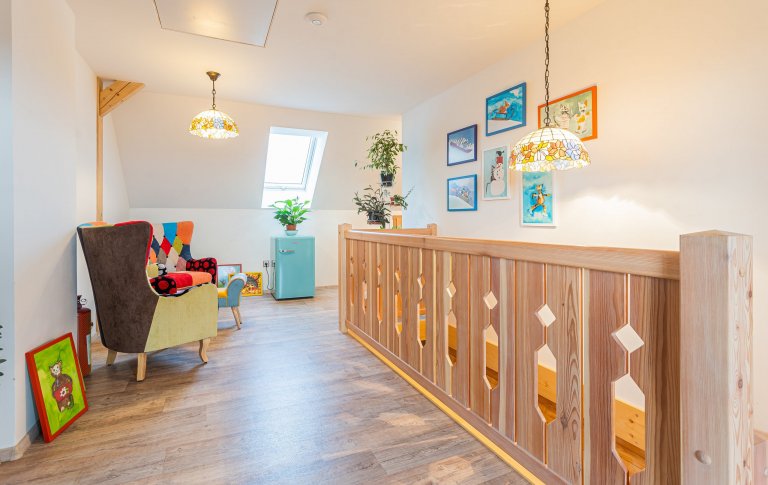 Nachází se pod posvátným místem Keltů - vrchem Kozákov. Je postavena dle tradičních postupů s maximálním ohledem na životní prostředí, moderní trendy a pohodu.…