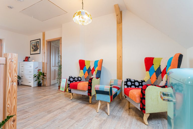 Nachází se pod posvátným místem Keltů - vrchem Kozákov. Je postavena dle tradičních postupů s maximálním ohledem na životní prostředí, moderní trendy a pohodu.…