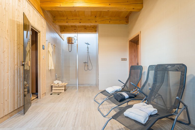 Nachází se pod posvátným místem Keltů - vrchem Kozákov. Je postavena dle tradičních postupů s maximálním ohledem na životní prostředí, moderní trendy a pohodu.…