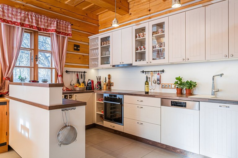 Nachází se pod posvátným místem Keltů - vrchem Kozákov. Je postavena dle tradičních postupů s maximálním ohledem na životní prostředí, moderní trendy a pohodu.…