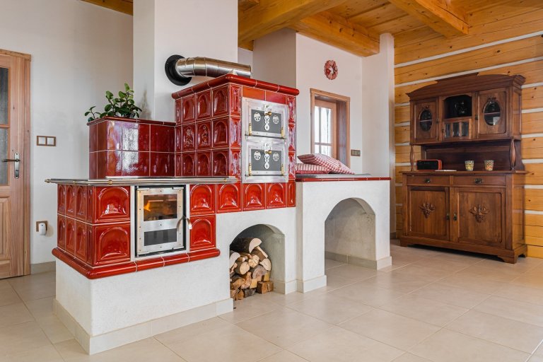 Nachází se pod posvátným místem Keltů - vrchem Kozákov. Je postavena dle tradičních postupů s maximálním ohledem na životní prostředí, moderní trendy a pohodu.…