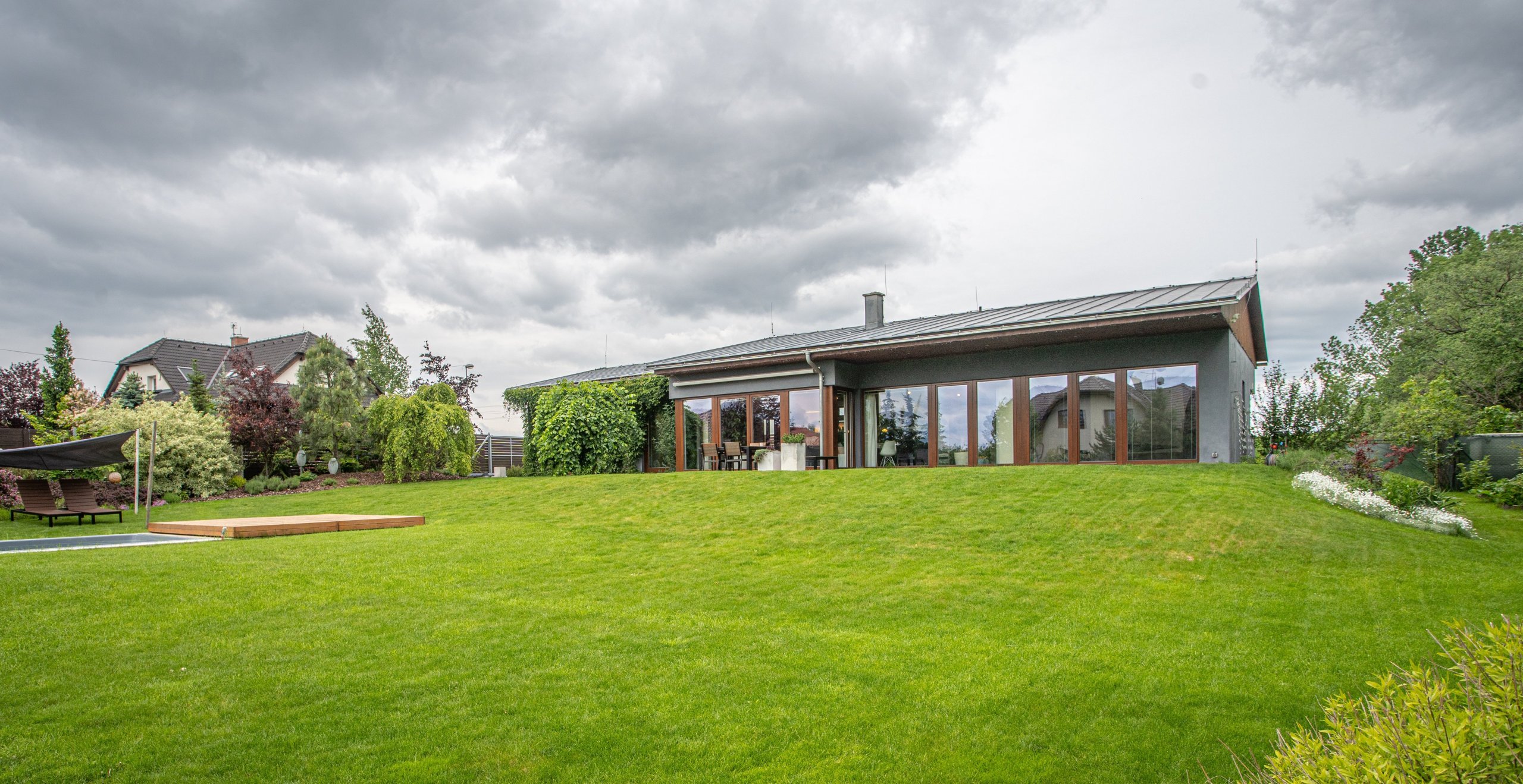 Dům Vás uchvátí svou atmosférou a jedinečností. Koncept domu navrhli a vybavili majitelé tak, aby byl designově jednotný, vzdušný, v souladu s okolím a byl…