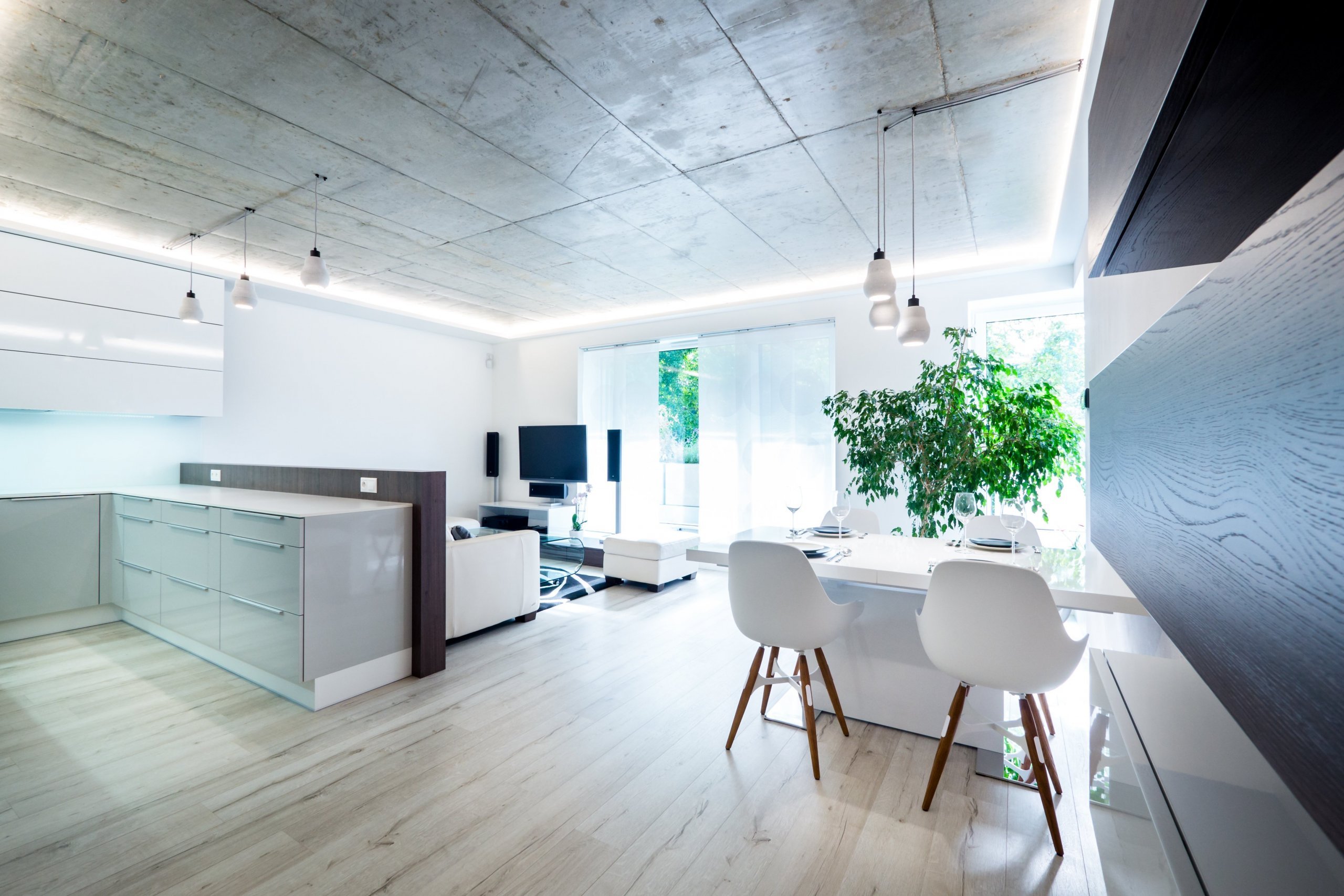 V tomto bytě hraje prim betonový strop, který se nám podařilo zachránit před snahou developera o jeho omítnutí... a stálo to za to!