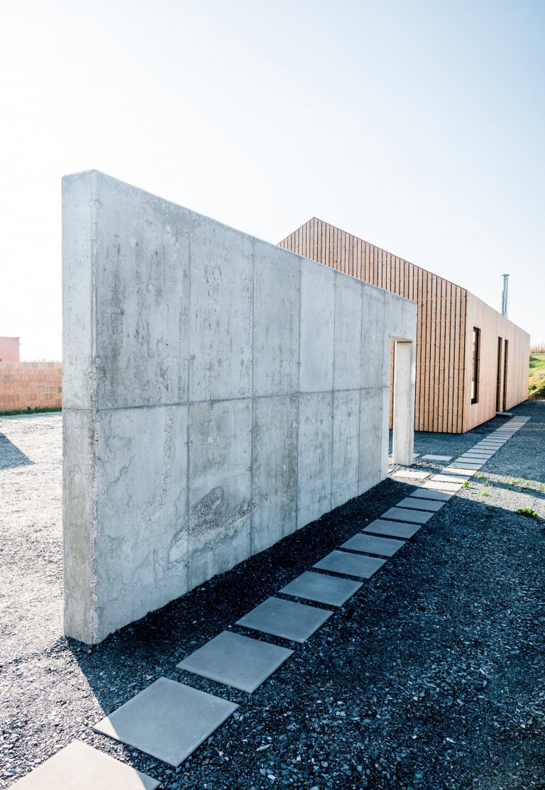 Naše naprostá srdcovka z krásné vinařské oblasti blízko Mikulova. Rodinný dům jsme navrhli v roce 2014 a aktuálně jsou k dořešení ještě interiery a úprava…