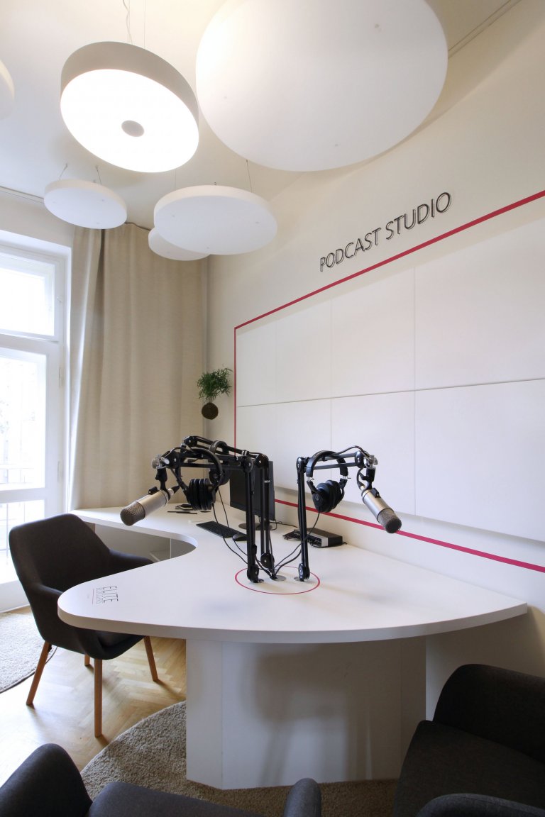 Návrhy a realizace podcast&nbsp;studia Elite Bloggers. Na malém prostoru jsme pracovali s&nbsp;akustickými prvky a navrhli také netradičně řešený tvar stolu,…