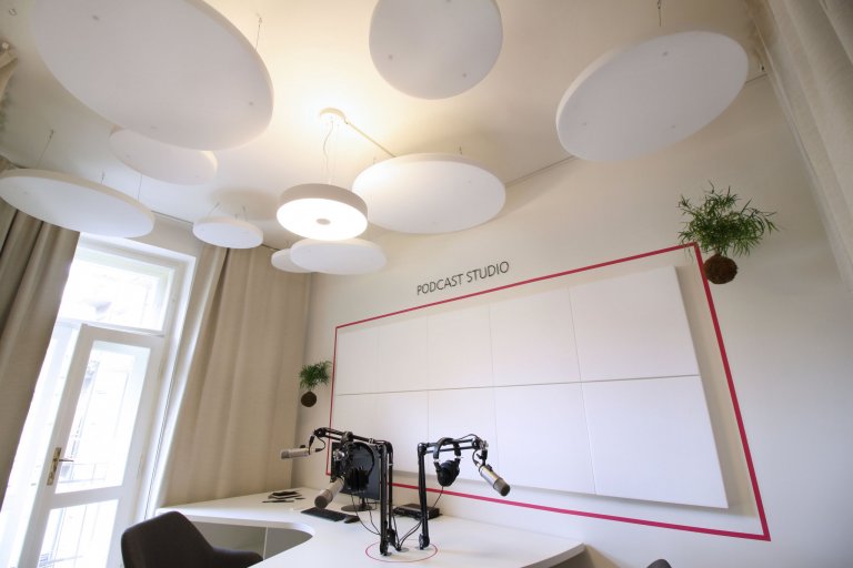 Návrhy a realizace podcast&nbsp;studia Elite Bloggers. Na malém prostoru jsme pracovali s&nbsp;akustickými prvky a navrhli také netradičně řešený tvar stolu,…