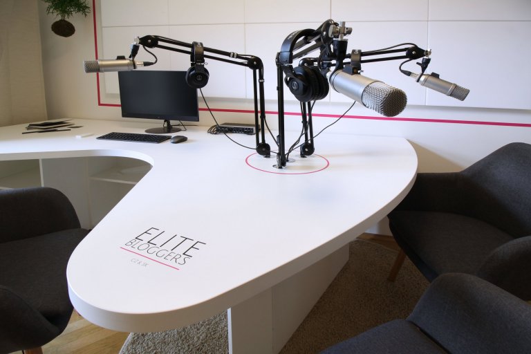 Návrhy a realizace podcast&nbsp;studia Elite Bloggers. Na malém prostoru jsme pracovali s&nbsp;akustickými prvky a navrhli také netradičně řešený tvar stolu,…